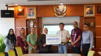 Direktur Pelayanan BPJS Ketenagakerjaan Roswita Nilakurnia secara simbolis menyerahkan santunan senilai total Rp939,3 juta kepada ahli waris yang diwakili oleh Direktur Operasional PT. Intan Angkasa Air Service, Andriana Mahmud.