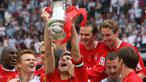 Para fans Liverpool tentu akan selalu mengingat momen dramatis Liverpool saat berhasil meraih gelar juara Piala FA 2006. Roller coaster jalannya pertandingan, tendangan maut Steven Gerrard, hingga penyelamatan gemilang Pepe Reina menjadi drama utama yang berujung gelar juara. (AFP/Pool/Toby Melville)