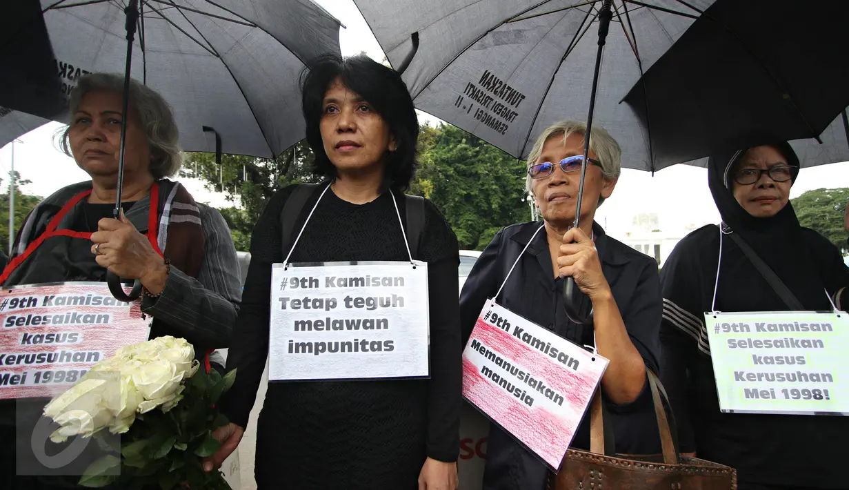 Istri aktivis Munir, Suciwati (kedua kiri) bersama Jaringan Solidaritas Korban untuk Kekerasan melakukan aksi Kamisan ke-427 di Jakarta, (21/1). Aksi ini meminta pemerintah untuk menyelesaikan kasus pelanggaran HAM. (Liputan6.com/Immanuel Antonius)
