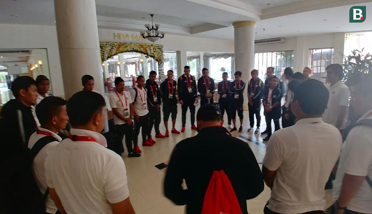 Mengintip persiapan skuat Persija Jakarta sebelum berangkat ke stadion saat masih berada di Hotel Saigon Kimlien, Vietnam, Selasa (6/3/2018). Persija melakoni laga Piala AFC melawan Song Lam Nghe An. (Bola.com/Reza Khomaini)