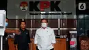 Hariyanto keluar dari gedung KPK pukul 12.18 WIB. Hariyanto mengenakan kemeja putih dan celana hitam.  (Liputan6.com/Angga Yuniar)