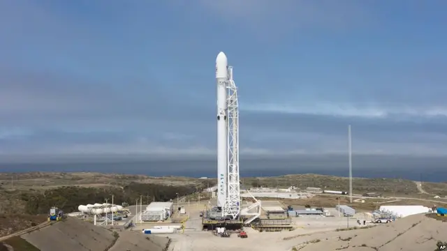 Roket Falcon 9 milik SpaceX tampak sebelum peluncuran hari Minggu, yang mengangkut 10 satelit lagi milik Iridium Communications, dari Pangkalan AU Vanderberg, California, 25 Juni 2017. (SpaceX/AP)