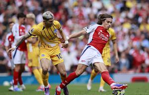 Pemain baru Arsenal Riccardo Calafiori beraksi melawan Brighton (AFP)