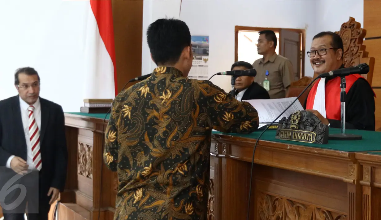 Tim biro hukum KPK menyerahkan dokumen sebelum dimulainya sidang praperadilan yang diajukan Irman Gusman di PN Jakarta Selatan, Selasa (25/10). Pekan lalu, sidang ditunda lantaran ketidakhadiran dari pihak tergugat yakni KPK.‎ (Liputan6.com/Helmi Afandi)