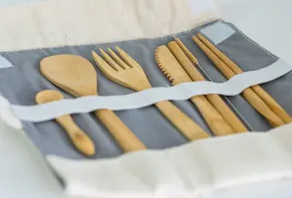 Alat makan yang berbahan bambu./copyright unsplash/Antonio Araujo