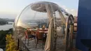 Foto yang diabadikan pada 16 Juni 2020 ini menunjukkan zona aman untuk para pelanggan di sebuah restoran di Istanbul, Turki. Sebuah restoran kelas atas di Sutluce, suatu kawasan di sisi Eropa Kota Istanbul, membuat pelanggannya merasa tenang di dalam zona aman. (Xinhua/Osman Orsal)