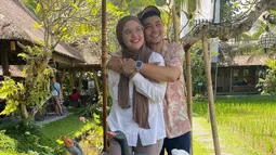 Indra Bekti dan Aldila Jelita juga kerap mengunggah momen saat liburan dengan anak-anak. Kemesraan yang diperlihatkan keduanya ini bahkan disebut-sebut bak pengantin baru. (Liputan6.com/IG/@indrabekti)