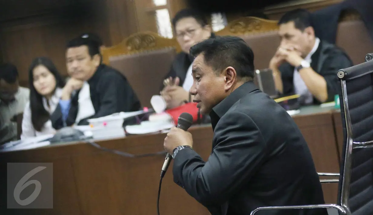 Ahli toksikologi forensik Nursamran Subandi menyampaikan keterangan dalam sidang kasus kematian Wayan Mirna Salihin dengan terdakwa Jessica Kumala Wongso di Pengadilan Negeri Jakarta Pusat, Rabu (3/8). (Liputan6.com/Immanuel Antonius)