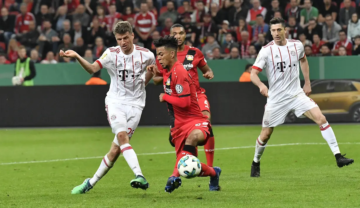 Penyerang Bayern Munchen, Thomas Mueller, melepaskan tendangan ke gawang Bayer Leverkusen pada laga DFB Pokal di Stadion BayArena, Selasa (17/4/2018). Bayern Munchen menang 6-2 atas Bayer Leverkusen. (AP/Martin Meissner)