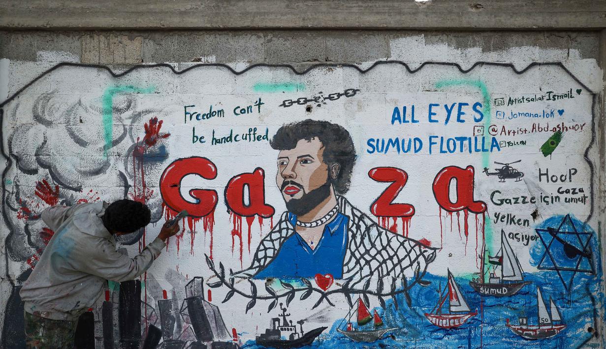 Seorang seniman Palestina melukis mural yang menggambarkan pencegatan kapal-kapal yang berpartisipasi dalam Armada Sumud Global, sebuah misi bantuan kemanusiaan yang dipimpin sipil ke Gaza melalui laut, di Nuseirat, Jalur Gaza Tengah pada 19 Mei 2026. (Eyad Baba/AFP)