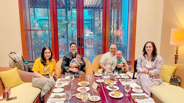 Bak Kakak Adik, Ini 7 Momen Kompak Angbeen Rishi dan Ibu Tirinya Saat Asuh Buah Hati