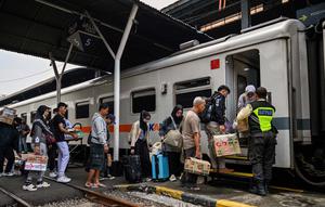 Manager Humas KAI Daop 8 Surabaya, Luqman mengatakan pada Jumat (28/3/2025). bahwa hari ini merupakan puncak arus mudik para pelanggan yang menggunakan moda transportasi kereta api. (JUNI KRISWANTO/AFP)