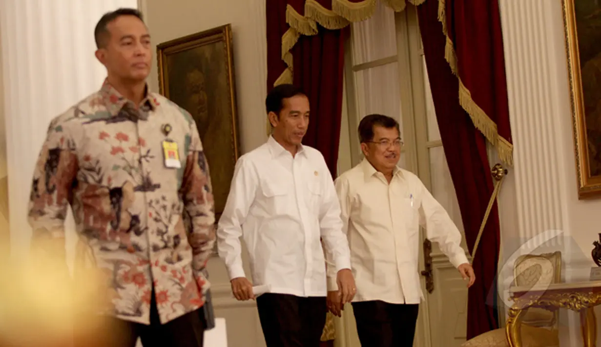 Presiden Joko Widodo bersama Wakil Presiden Jusuf Kalla dan Mensesneg Pratikno saat akan memberikan keterangan pers terkait KPK dan Polri di Istana Negara, Jakarta, Rabu (18/2/2015). (Liputan6/Faizal Fanani)