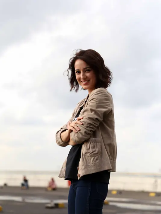 Salah satu pemeran yang ikut merasakan senang adalah Julie Estelle. Sebagai salah satu pemeran, ia mengaku senang. Hal itu juga terlihat saat ikut meet and greet dan nonton bareng di XXI CBD Ciledug, Tangerang pada Senin (26/12). (Nurwahyunan/Bintang.com)