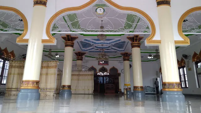 Di dalam Masjid Gudang terdapat sebuah tiang khusus yang sering diasapi dengan luban jawi atau kemenyan (Liputan6.com/Rino Abonita)