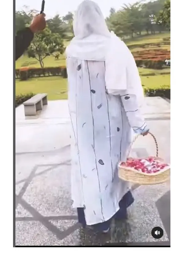 10 Momen Bunga Citra Lestari Ziarah ke Makam Ashraf Sinclair di Hari Ulang Tahun Pernikahan