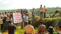 Petani plasma di Kabupaten Pelalawan meminta kepada petugas untuk menghentikan eksekusi hingga putusan PK keluar. (Liputan6.com/M Syukur)