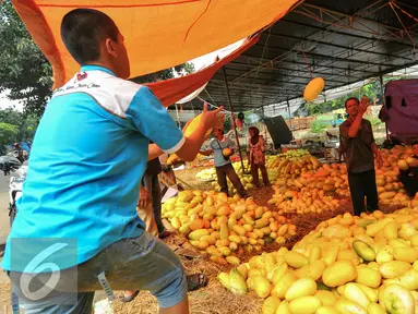 Pedagang saat menjual timun suri di Pasar Kramat Jati, Jakarta, Selasa (14/6/2016). Memasuki minggu kedua di bulan Ramadhan permintaan timun suri untuk bahan berbuka puasa terus meningkat. (Liputan6.com/Yoppy Renato)