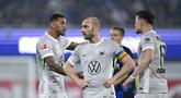 Pemain VfL Wolfsburg, Christian Eriksen, tampak kecewa setelah kalah 1-2 dari SC Paderborn pada leg kedua playoff promosi/degradasi di Home Duluxe Arena pada Selasa (26/5/2026) dini hari WIB. (AFP/Ina Fassbender)