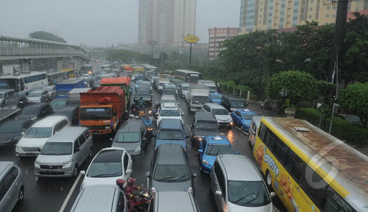 Lalu lintas di sekitar Letjend Suprapto Cempaka Putih mengalami kemacetan hingga berjam-jam, jakarta pusat, Senin (9/2/2015).  (Liputan6.com/Herman Zakharia)