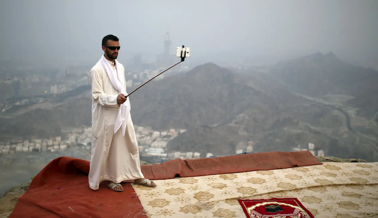 Seorang peziarah tampak berselfie saat berada di Gunung Tsur, Mekkah, Sabtu (19/9/2015). Nabi Muhammad SAW dan Abu Bakar diyakini pernah bersembunyi di sini saat dikejar kaum Quraysi ketika akan hijrah ke Madinah (Reuters/Ahmad Masood)