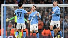 The Citizens baru bisa menyamakan kedudukan di menit ke-41 lewat aksi Erling Haaland. Skor pertandingan berubah imbang 1-1 dan bertahan hingga turun minum. Tampak dalam foto, striker Norwegia Manchester City, Erling Haaland (kanan) merayakan gol penyama kedudukan bersama gelandang Portugal Manchester City, Matheus Nunes (kiri) dan gelandang Prancis Manchester City Rayan Cherki selama pertandingan leg kedua 16 besar Liga Champions 2025/2026 melawan Real Madrid di Etihad Stadium, barat laut Inggris, pada Selasa 17 Maret 2026 waktu setempat atau Rabu (18/3) dini hari WIB. (Paul ELLIS/AFP)