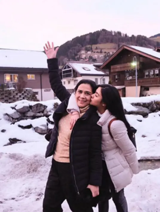 Terlihat kemesraan antara Naysilla dan Lyndia Kandau. Di salah satu foto tersebut, nampak Naysilla menicum pipi sang ibunda. (viainstagram@naymirdad/Bintang.com)