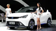 Dua Model berpose disamping mobil listrik GAC Motors GE3 di North American International Auto Show 2017 di Detroit, Michigan, AS (9/1). Pameran otomotif terbesar ini diadakan di kawasan Amerika Utara. (AP Photo/Paul Sancya)