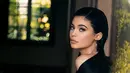 “Dia (Kylie Jenner) ingin meneruskan tradisi keluarga Kardashian menggemparkan dunia maya terkait dengan pengumuman kehamilan,” ujarnya. (Instagram/kyliejenner)