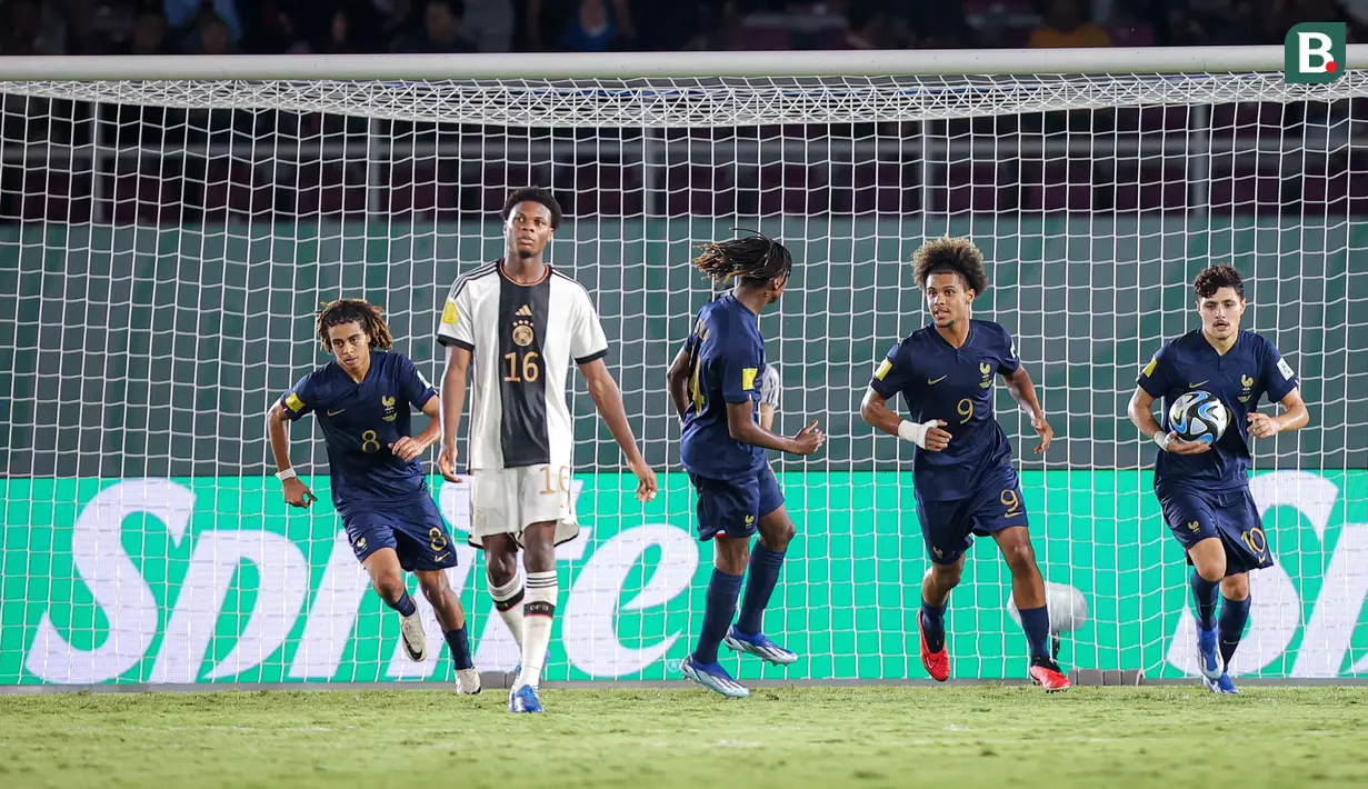 <p>Selebrasi para pemain Timnas Prancis U-17 setelah Saimon Bouabre (kiri) mencetak gol pertama ke gawang Timnas Jerman U-17 pada laga final Piala Dunia U-17 2023 di Stadion Manahan, Solo, Sabtu (2/12/2023). (Bola.com/Bagaskara Lazuardi)</p>