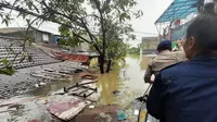 Kali Ledug di Tangerang meluap ke pemukiman warga akibat tanggul jebol. (Liputan6.com/Pramita Tristiawati)