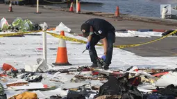 Tim Pusat Laboratorium Forensik (Puslabfor) Polri mengambil serpihan pesawat Lion Air JT 610 JICT II, Tanjung Priok, Jakarta Utara, Jumat (2/11). Menurut Puslabfor, barang yang ditemukan di lapangan penting untuk diselidiki. (Liputan6.com/Angga Yuniar)