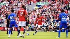 Pemain Manchester United, Mason Mount (tengah) berusaha menjebol gawang Olympique Lyon dalam pertandingan ujicoba yang berlangsung di di Stadion Murrayfield, Rabu (19/07/23). (Twitter/@ManUtd)