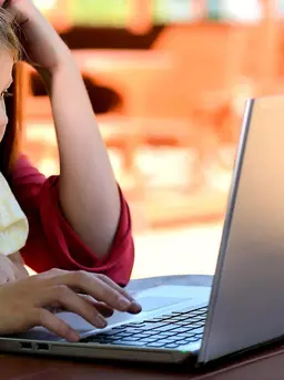 Pendekatan ini membantu anak merasa aman dan dihargai dan menjaga hubungan hangat antara orangtua dan anak. (Foto: finelightarts/Pixabay)