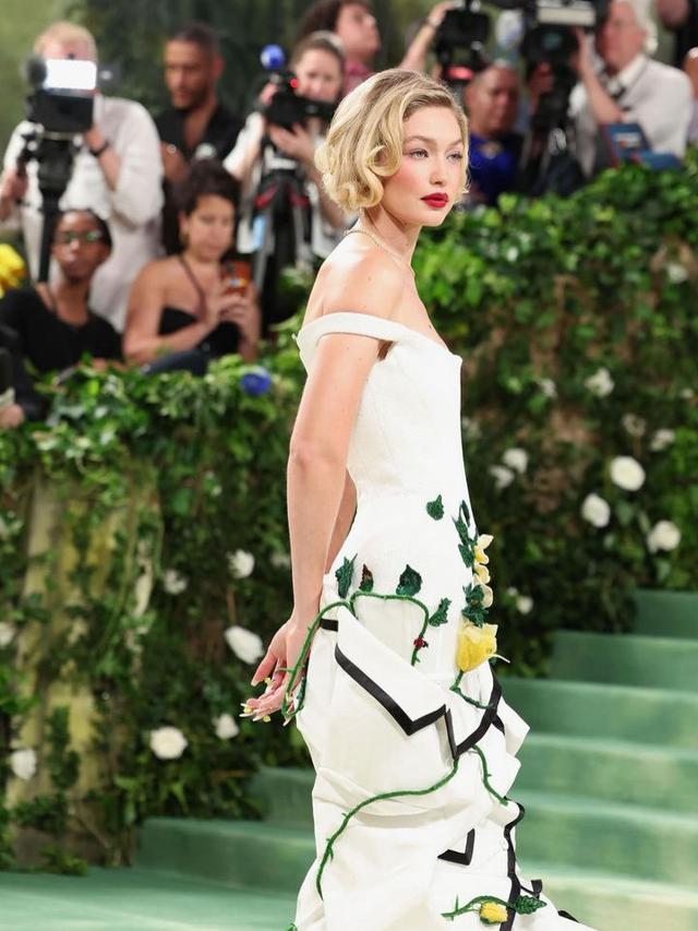 Pesona Gigi Hadid di Met Gala 2024. [@thombrowne]