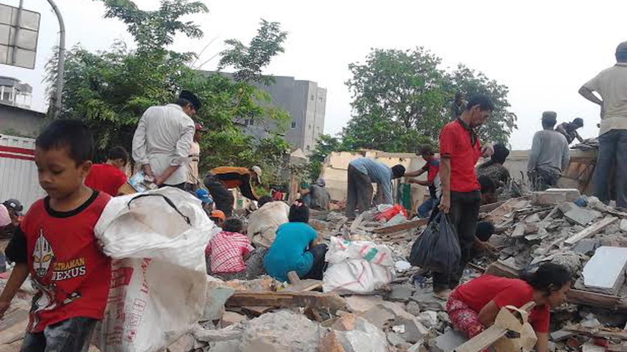 Fadli Si Pemulung Cilik Pencari Puing Toko Jatinegara