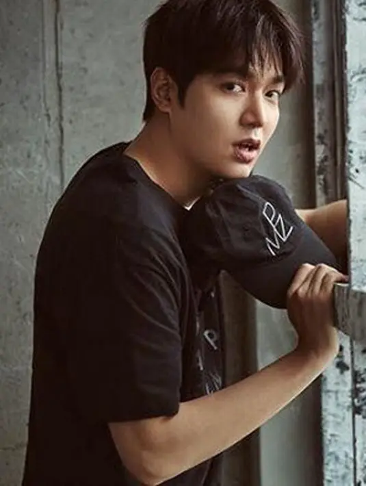 Tidak mau kalah dengan rekannya yang lain, ternyata Lee Min Ho juga hadir di drama ‘Seven First Kisses’ untuk mendapat ciuman pertama Lee Cho Hee. Di sini ia berperan sebagai seorang petualang yang memiliki kebebasan. (Instagram/Leeminho_87)