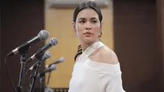 Pada saat melakukan latihan vokal, Raisa juga sempat terlihat menggunakan busana berwarna putih yang memerlihatkan bahunya. Tak hanya menggunakan busana sederhana saja, akan tetapi istri dari Hamish Daud ini juga terlihat menggunakan makeup natural. (Liputan6.com/IG/@raisa6690)