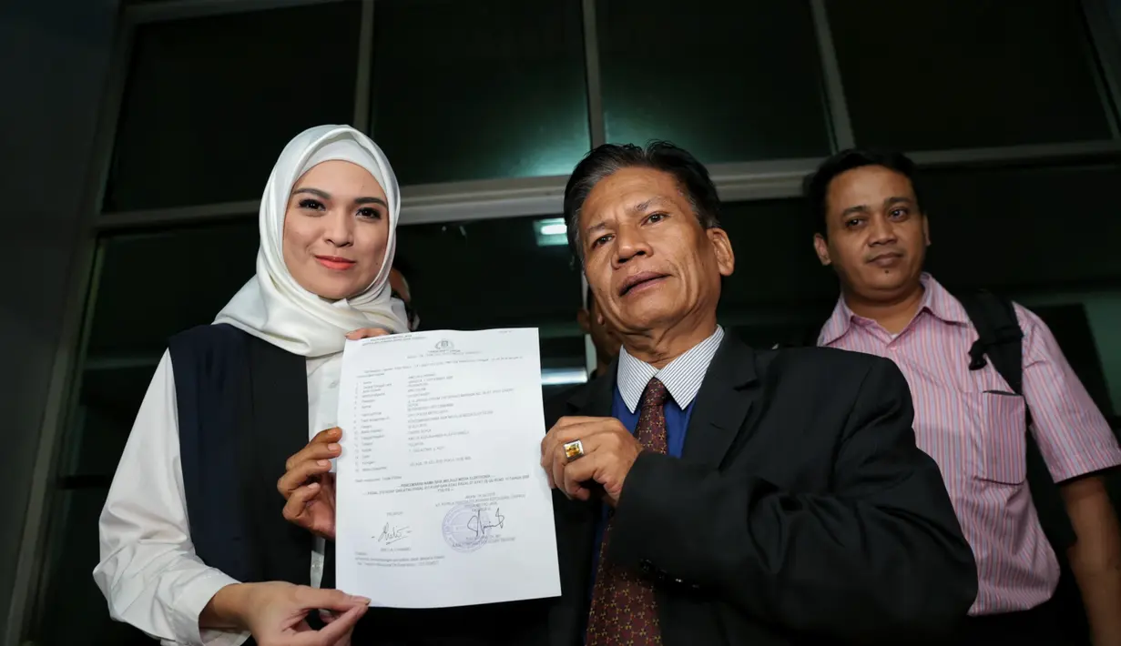 Delia Septianti didampingi kuasa hukumnya saat melaporkan balik kasusnya di Polda Metro Jaya, Jakarta Selatan, Selasa (19/7). (Adrian Putra/Bintang.com)