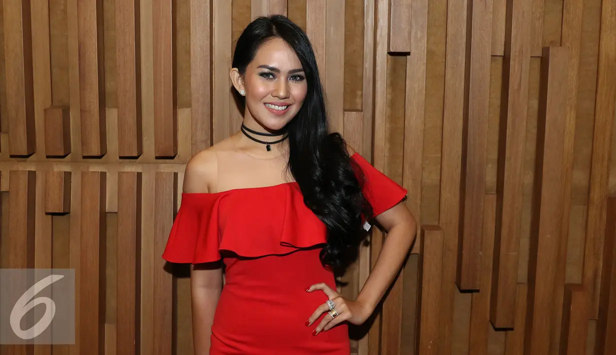 Artis Kartika Putri berpose usai jumpa pres HUT SCTV ke-26 di SCTV Tower, Jakarta, (11/8). Menandai hari jadi SCTV ke-26, SCTV akan menggelar "Malam Puncak Perayaan HUT SCTV 26 Satu Untuk Semua" pada rabu (24/8/2016). (Liputan6.com/Herman Zakharia)