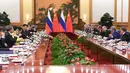 Suasana saat pertemuan Presiden Rusia Vladimir Putin bersama delegasinya dengan Presiden China Xi Jinping di Aula Besar Rakyat di Beijing, China (8/6). (AFP/Pool/ Greg Baker)