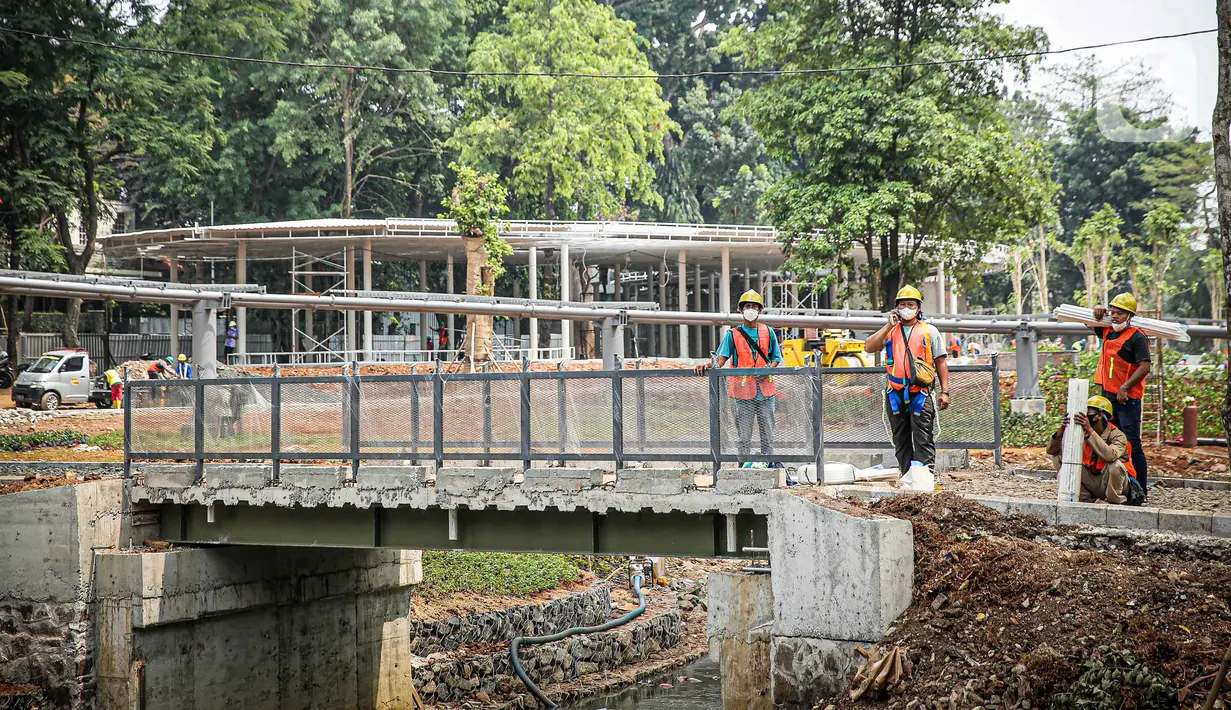 Sejumlah pekerja melakukan revitalisasi Taman Tebet menjadi Tebet Eco Garden di Tebet, Jakarta Selatan, Kamis (14/10/2021). Tebet Eco Garden akan memiliki beragam fasilitas seperti TEG Plaza, Thematic Garden, Wetland Boardwalk, Community Garden, dan Link Bridge. (Liputan6.com/Faizal Fanani)