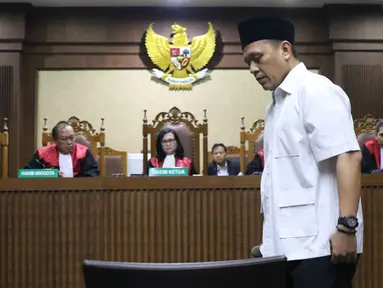 Bupati Lampung Tengah nonaktif, Mustafa saat menjalani sidang putusan di Pengadilan Tipikor, Jakarta, Senin (23/7). Mustafa dinyatakan bersalah dan dihukum tiga tahun penjara dan denda Rp 100 juta. (Liputan6.com/Helmi Fithriansyah)