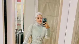 Dara Arafah juga mengenakan gamis berwarna sage green dipadu hijab warna light grey untuk tampilan yang lebih fresh. Penampilannya ini disempurnakan dengan shoulder bag warna nude. (Instagram/daraarafah).