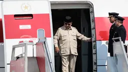 Presiden Prabowo Subianto tiba di Pangkalan Udara Halim Perdanakusuma, Jakarta Timur, Jakarta, pada Selasa 14 Oktober 2025. (YASUYOSHI CHIBA/AFP)