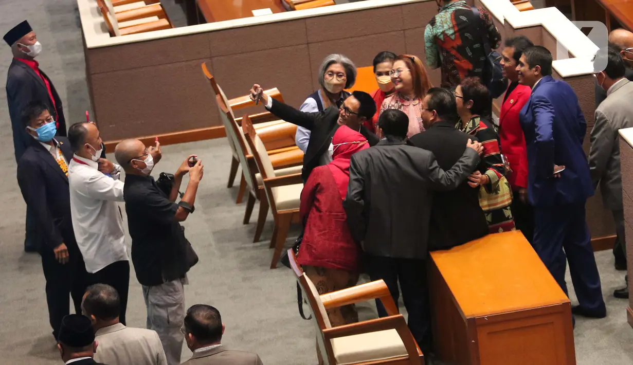 Anggota DPR RI berfoto setelah mengikuti pembukaan Rapat Paripurna Pembukaan Masa Persidangan V Tahun Sidang 2021-2022 di Nusantara II, Kompleks Parlemen MPR/DPR-DPD, Senayan, Jakarta, Selasa (17/5/2022). Rapat paripurna hari ini menandakan DPR kembali aktif bersidang setelah selesai menjalani masa reses. Hadir 76 anggota yang secara fisik, 252 secara virtual dan izin 5 anggota. Sehingga total kehadiran rapat paripurna hari ini adalah 333 dari 575 anggota DPR. (Liputan6.com/Angga Yuniar)