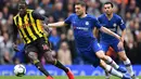 Gelandang Watford, Abdoulaye Doucoure, berusaha melewati gelandang Chelsea, Mateo Kovacic, pada laga Premier League di Stadion Stamford Bridge, London, Minggu (5/5). Chelsea menang 3-0 atas Watford. (AFP/Ben Stansall)