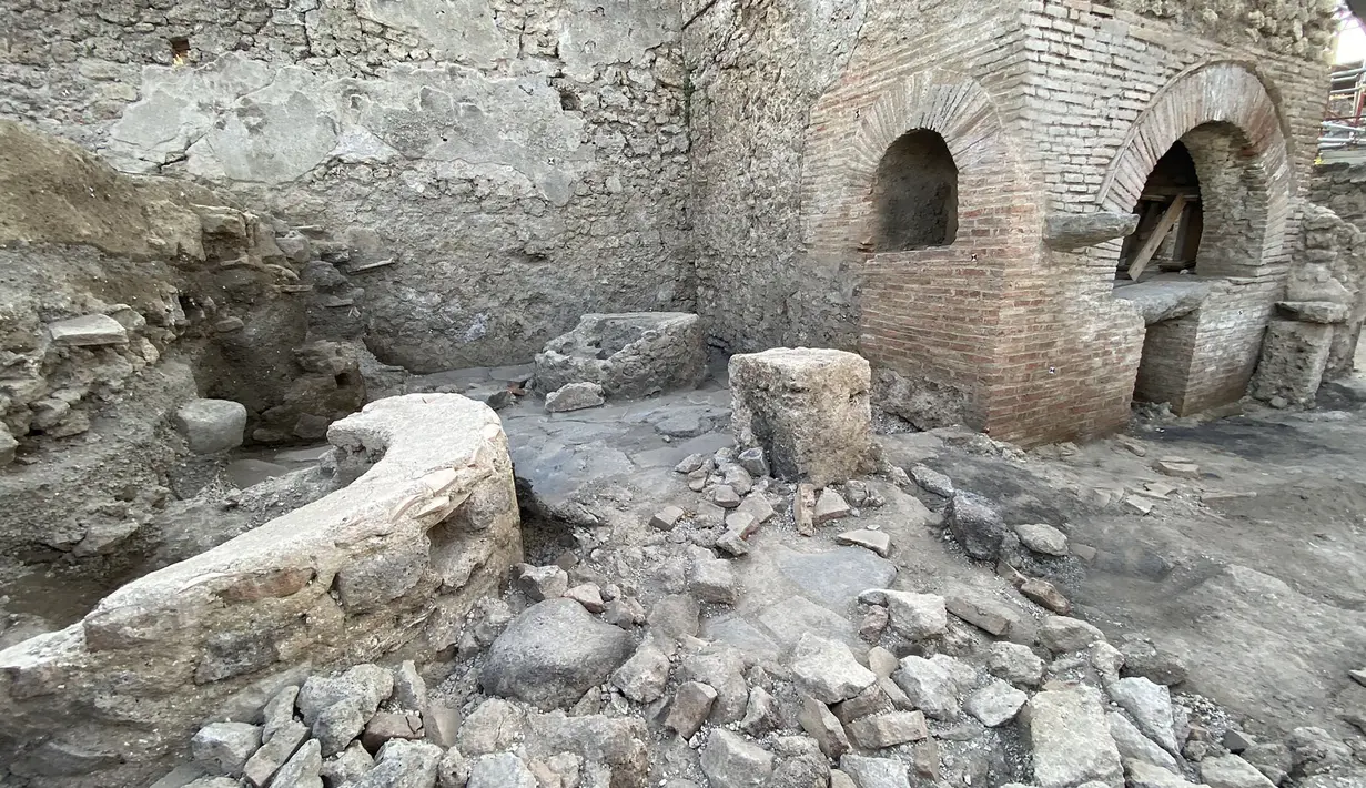 Sebuah ruangan sempit tanpa pemandangan dunia luar dan jendela-jendela kecil yang tinggi di dinding dengan jeruji besi ditemukan selama penggalian. (Handout / POMPEII ARCHAEOLOGICAL PARK / AFP)