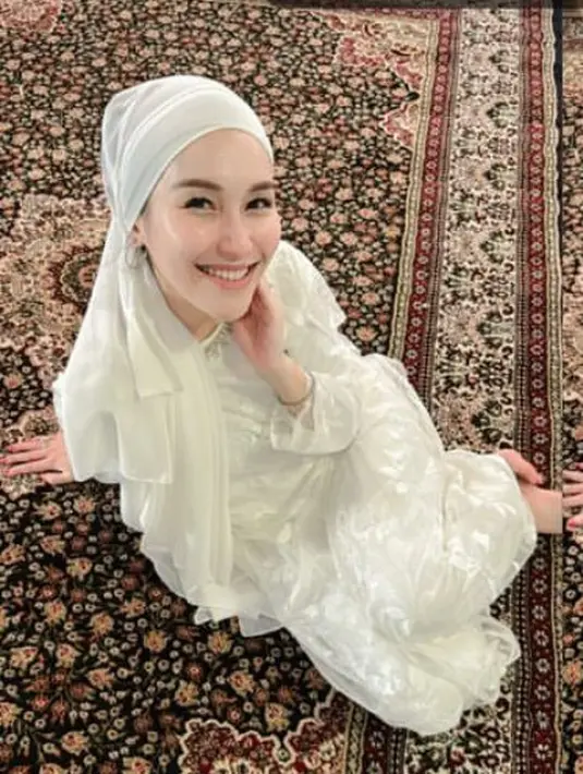 <p>Ayu Ting Ting jelang Ramadan tampil dengan kerudung putih saat mengadakan acara di kediamannya. [@ayutingting92]</p>