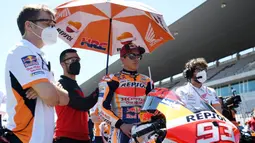 Si Bayi Alien tak kuasa menahan air mata usai balapan MotoGP Portugal 2021 yang digelar di Sirkuit Algarve, Portimao. Ia menangis karena terharu setelah mendapatkan aplaus dari seluruh kru Tim Repsol Honda. (Photo by PATRICIA DE MELO MOREIRA / AFP)